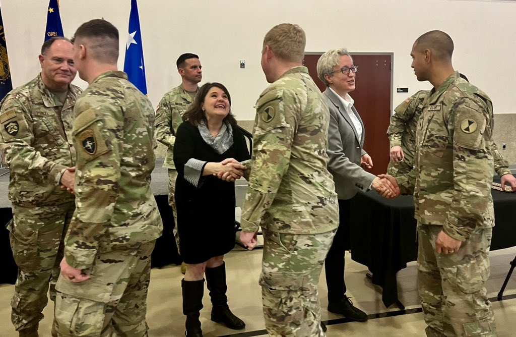 After a year of service abroad, welcome home to the Charlie Troop of the 82nd Calvary Regiment. 

Thank you @OregonGuard for your dedication and service. Thank you to your families and friends. You all make Oregon proud.