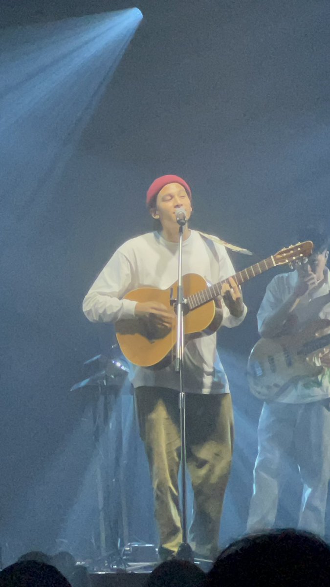 kbussw's tweet photo. รู้อยู่แล้วว่าภูมิต้องมาแน่นอน แล้วต้องเดินขึ้นมาตอนเพลง Little Balcany ด้วย เพราะต้องมาเล่าเรื่องตอนแต่งเพลงแน่ๆ แล้วก็มาจริง เล่าจริง ขำ55555555 🤣🤣 น่ารักมากอ่ะฮือออ ☺️☺️ #SunsetRollercoaster #InfinitySunset https://t.co/yZB3O4jX40