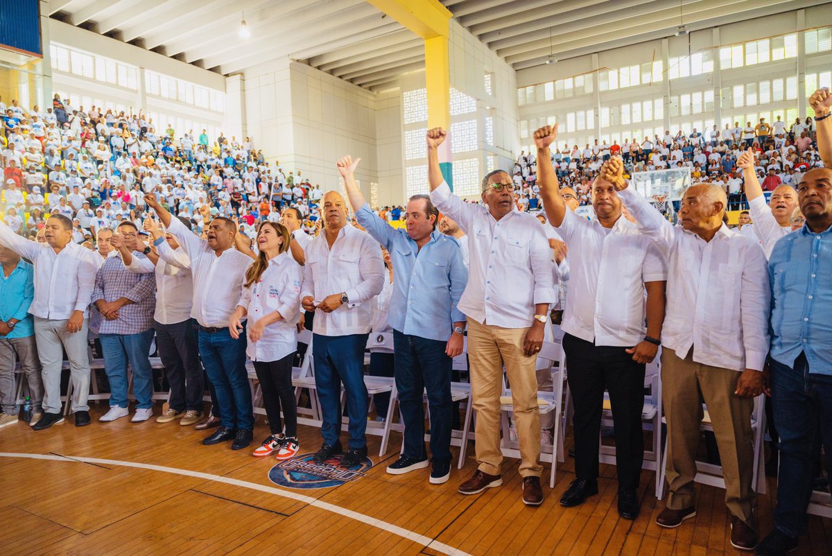 Abinader24RD's tweet photo. #EstoNoSeDetiene
#SeguimosJuramentando #PRM
Bienvenidos al @PRM_Oficial, a #Tavito #alcalde por 18 años del municipio de Barahona. Con él, los alcaldes de #VillaCentral, #Jaquimeyes y #Fundación, y 8 #regidores de distintos partidos.
#PRM 👍 ¡en las calles! ✅
📍Prov. Barahona https://t.co/bOYUsM9b8u