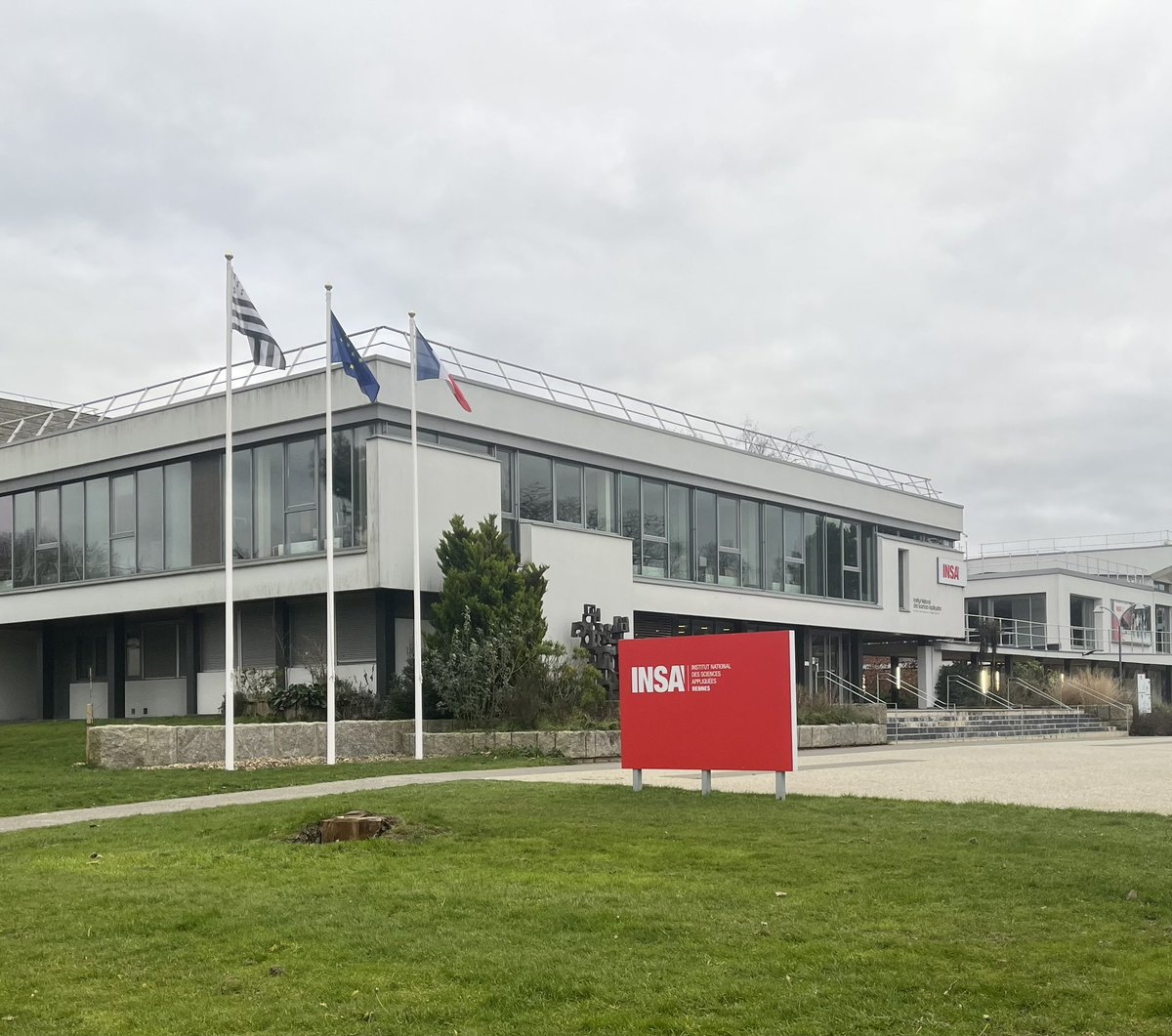 F4JBL's tweet photo. @INSA_Rennes Super journée passée à la JPO de l’@INSA_Rennes. Hâte de réunir le monde de l’ingénierie et des radioamateurs 👍 https://t.co/2XIyuJoyvW