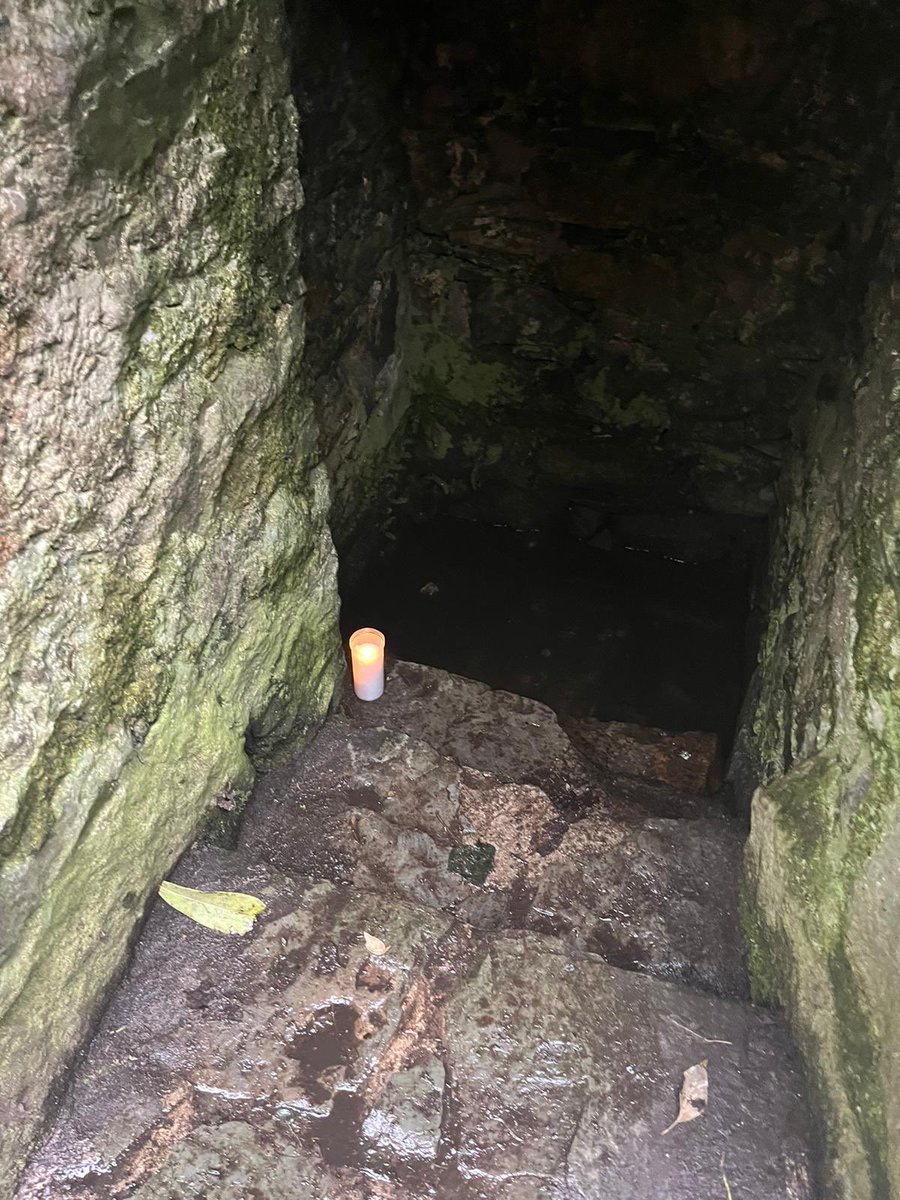 murphydes1's tweet photo. Interesting visit with visitors from #Donegal to #StBrigids well in #Faughart today. Whilst #Christian traditions are kept with lighting candles #Pagen traditions of tying garments or leaving personal possessions to a bush are stronger than ever! #Ireland 💚🇮🇪💚 https://t.co/pUgZBZcKzz