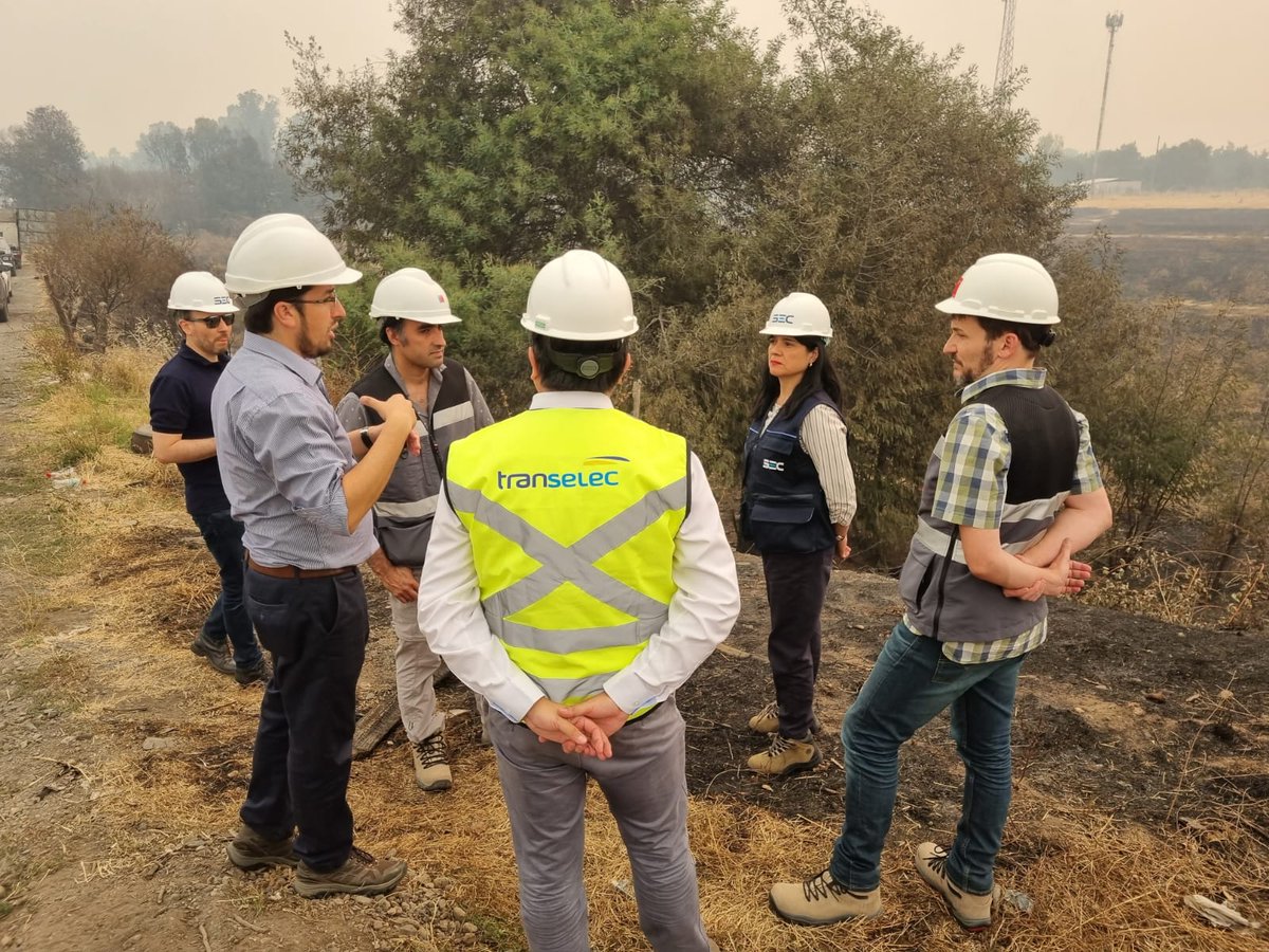 DiegoPardow's tweet photo. Estuvimos junto a la directora de la @SEC_cl en la Sub Estación de Chillan, monitoreando en terreno la infraestructura de transmisión que estuvo cerca de focos de incendios.

Seguiremos atentos a la situación de emergencia y trabajando para mantener el suministro eléctrico. https://t.co/atN9LyuLAL