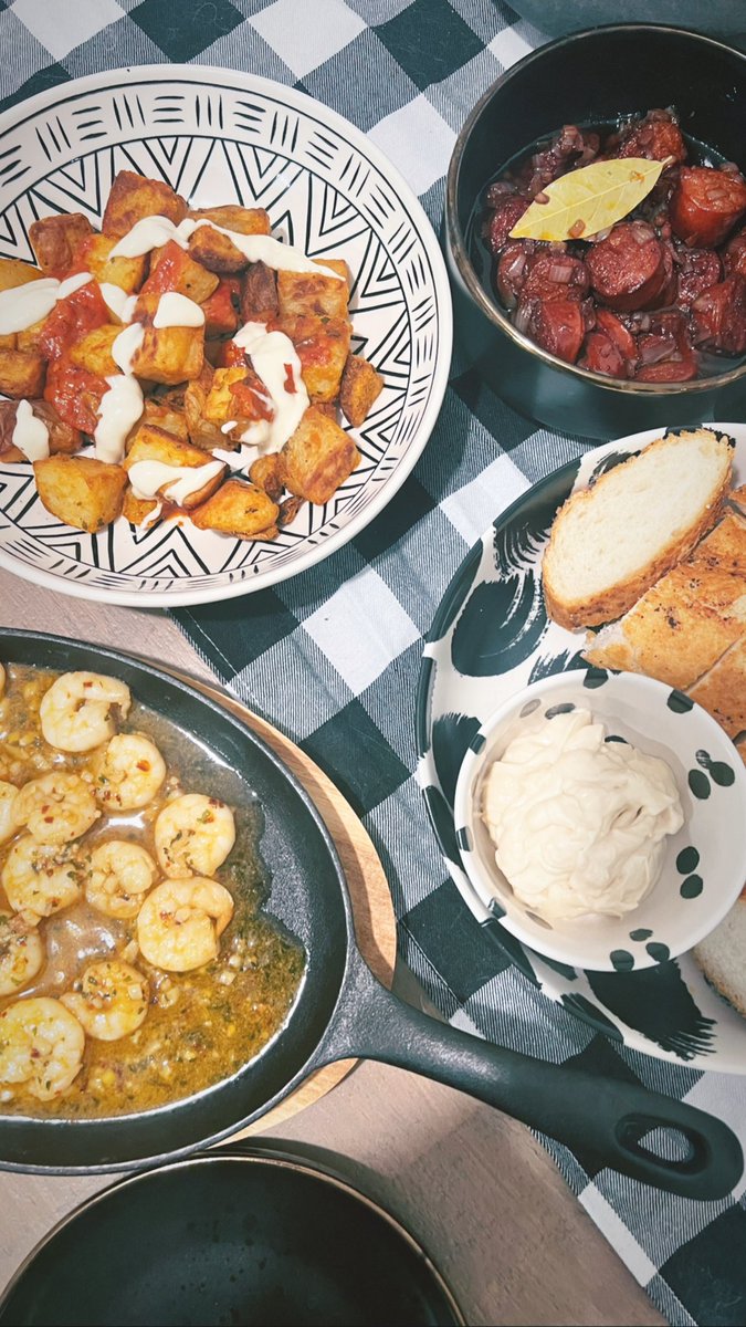 DollyHPN's tweet photo. Tapas date night 🇪🇸
Music up 🎶
Dancing in the kitchen 💃🏻
Cooking our favorite foods👩🏻🍳
Top tip - always double the amount of garlic in the recipe 😉🧄
#foodie #cookwithme #tapas #spanishcooking https://t.co/mPNQfNws1n