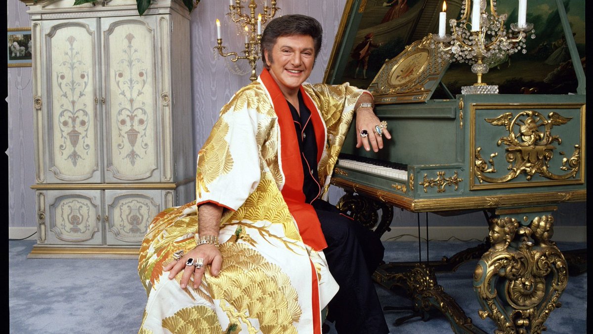 American entertainer #Liberace died #onthisday in 1987. 🎹 #piano #childprodigy #MrShowmanship #music #trivia