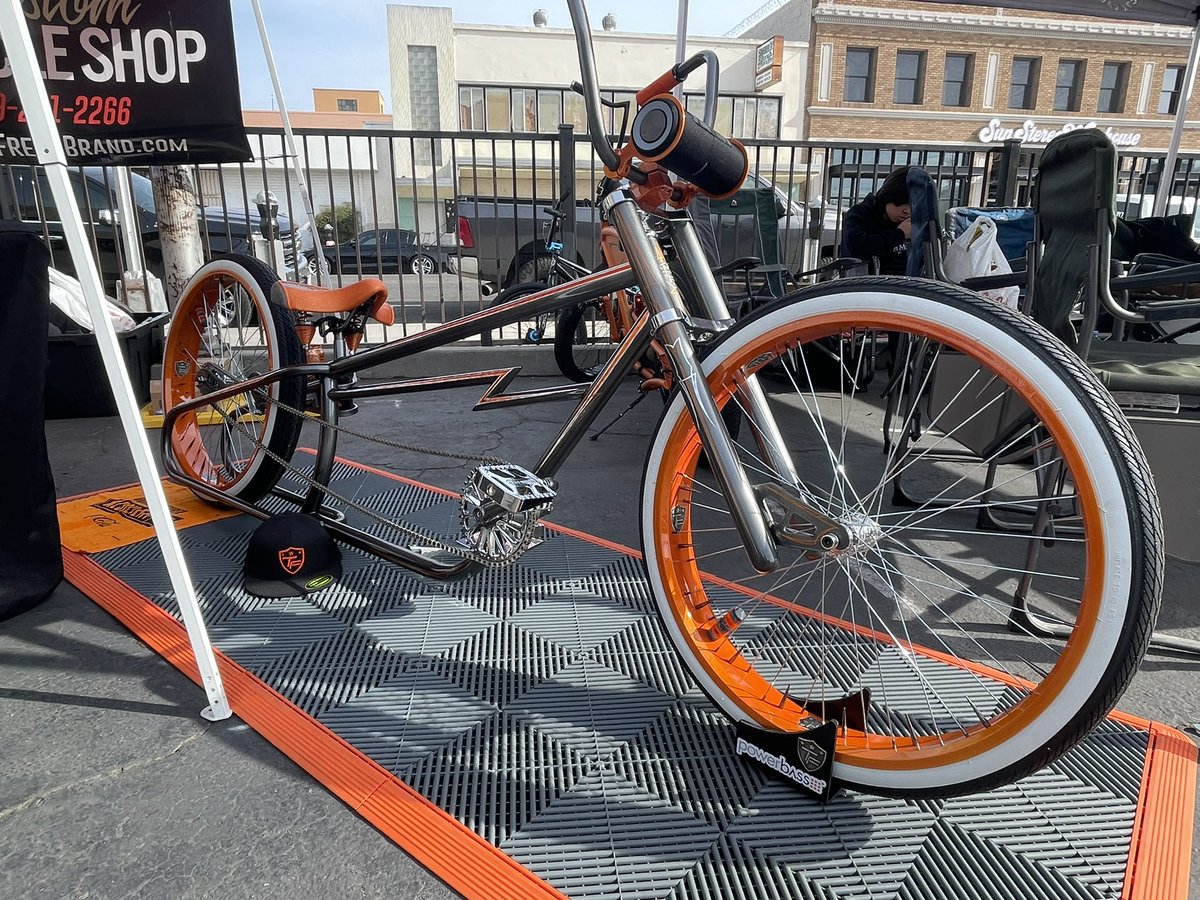 TimmyFreshBrand's tweet photo. The new TFresh brand shop ride for todays reveal! Keeping it fresh and clean! 🔥🔥🤩🚲⚾️🔊🔉
#timmyfreshbrand #custombikes #powerbassusa #hbcruisers #sfgiants https://t.co/fdswSW9UBx