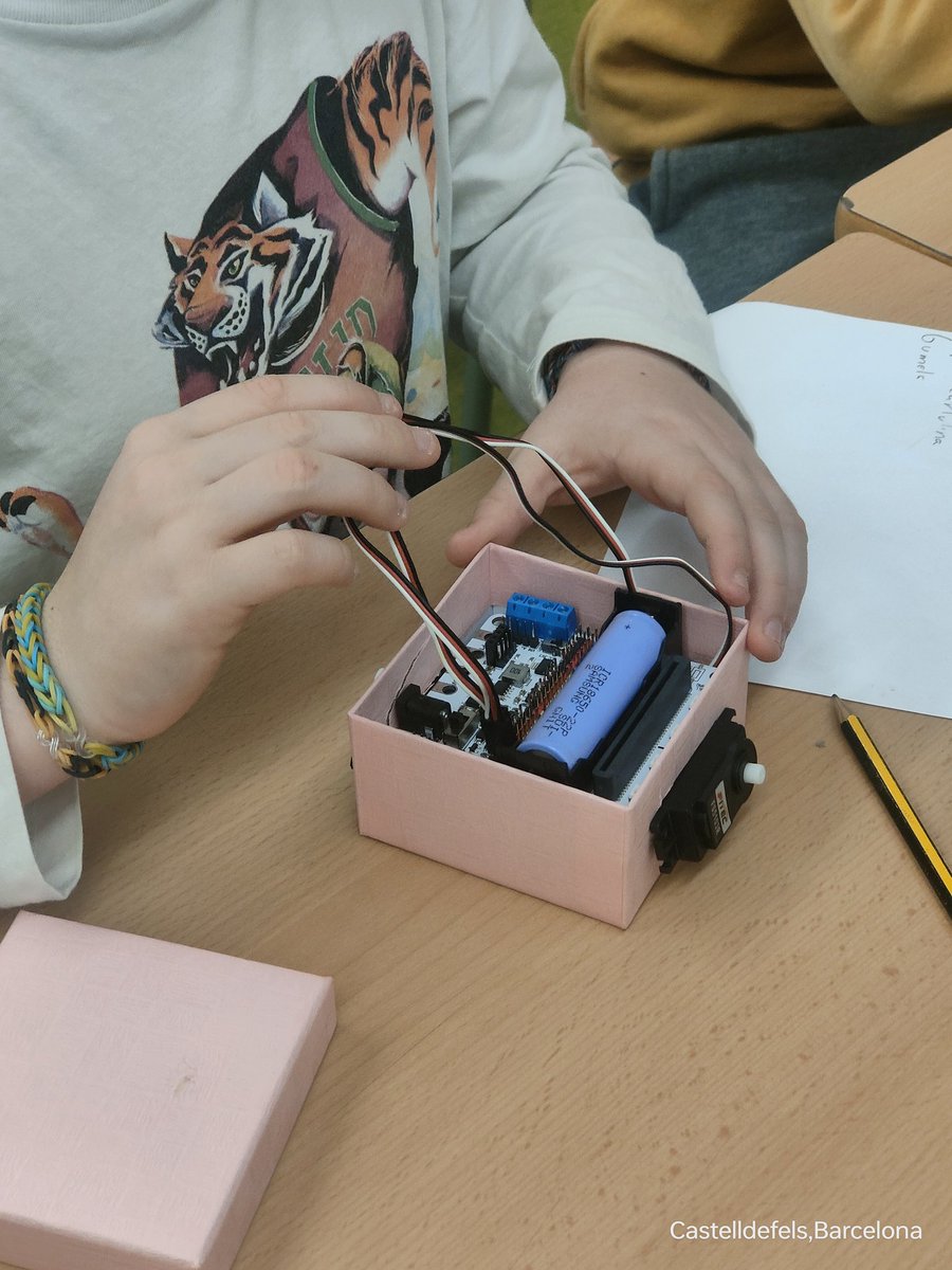 EscolaElsPins's tweet photo. En marxa el projecte de #4PRI #CiutatSostenible #STEAMEMCastelldefels l'alumnat fa els primers prototips de cotxes sostenibles amb l'ajuda dels alumnes experts de @InstitutSert 
fent servir
#Microshield
#Servos
#Microbit 
i molta imaginació!
@secastelldefels https://t.co/LxNSVvFB60