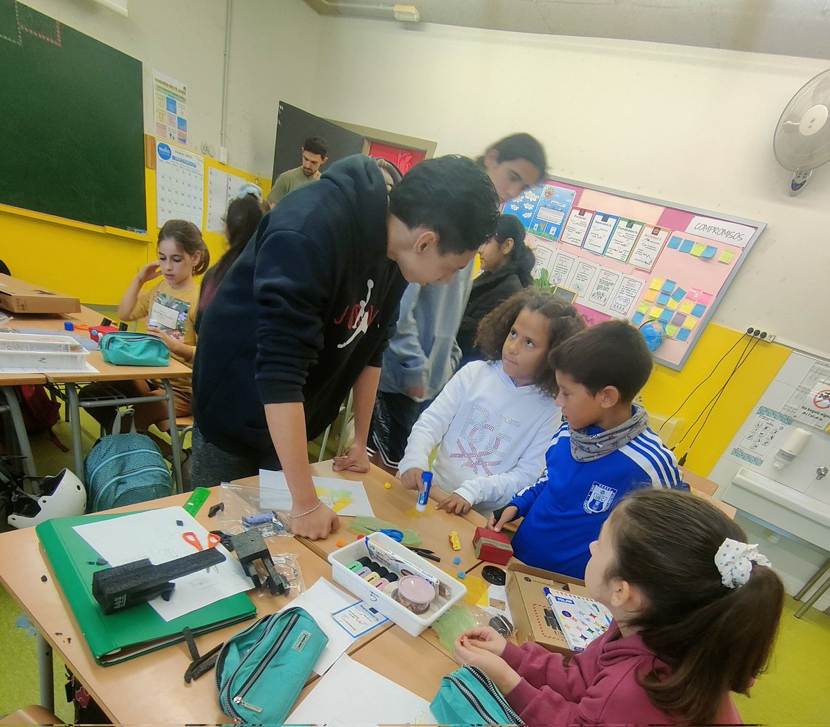 EscolaElsPins's tweet photo. En marxa el projecte de #4PRI #CiutatSostenible #STEAMEMCastelldefels l'alumnat fa els primers prototips de cotxes sostenibles amb l'ajuda dels alumnes experts de @InstitutSert 
fent servir
#Microshield
#Servos
#Microbit 
i molta imaginació!
@secastelldefels https://t.co/LxNSVvFB60