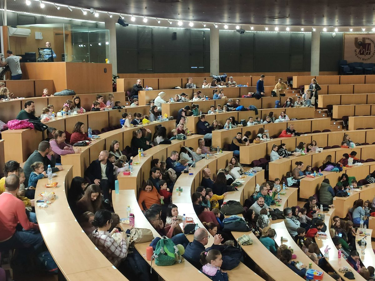 ElTempirdElx's tweet photo. I a poc a poc, cada cap setmana, es va omplint l'Aula Magna de l'edifici Altabix de la UMH d'Elx, on té lloc l'11a edició del nostre Cicle de cinema infantil en valencià. Hui projectem "Canta 2". #AlSudEnValencià #Canta2 https://t.co/cacsJkBdOq