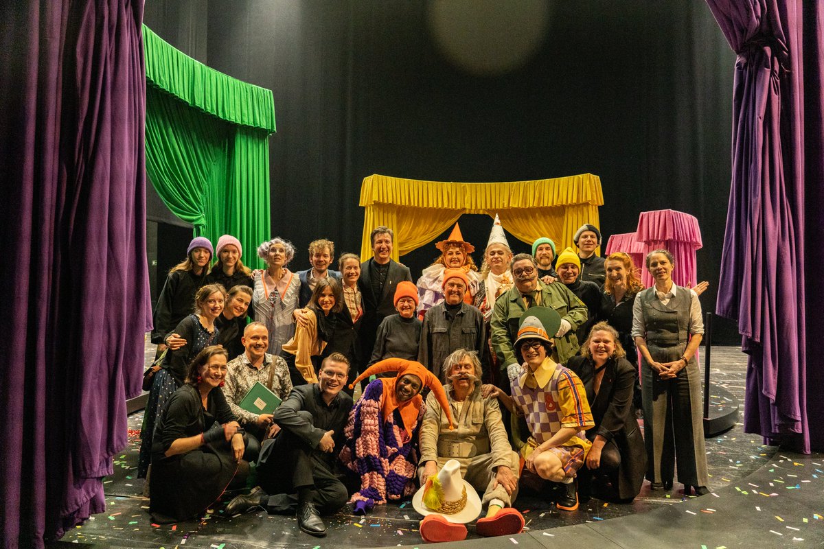 oper_stuttgart's tweet photo. Gejohle, Jubel und Fußgetrappel – was für ein Abend! Das war unsere Uraufführung von Sebastian Schwabs DER RÄUBER HOTZENPLOTZ. Strahlende Gesichter bei Klein und Groß – und auf der Bühne! #StgtHotzenplotz https://t.co/ITdkBQr1X5