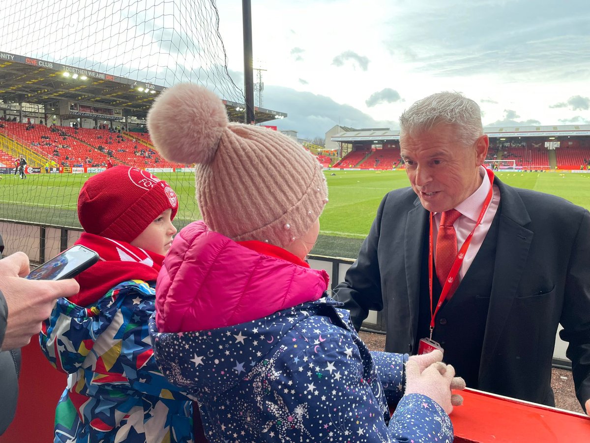 TheRealPhilGray's tweet photo. Good to see Aberdeen back to winning ways today, and great to see a chairman still willing to interact with the fans after what’s been a difficult spell. @CormackDavie @AberdeenFC @ChelleGray22 kids really appreciated the time you took today, thanks. https://t.co/eygIjdpVss