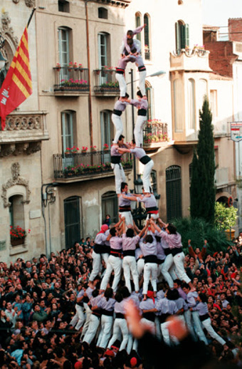 revistacastells's tweet photo. El Premi Especial Nit de Castells és per als 30 anys de gamma extra, que recullen els @Minyons de #Terrassa.
▶️Premia un fet rellevant del món casteller pel seu impacte, transcendència o valor.
#NitdeCastells23 #castellers #castells https://t.co/vpQgdzXuGb