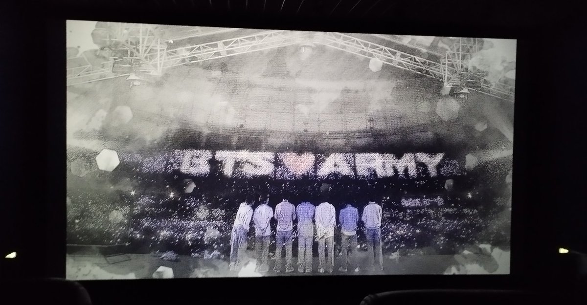 jm_7bts's tweet photo. Sono andata al cinema stasera con una mia amica per vedere il concerto dei BTS  ed è stato bellissimo, una sensazione unica che non dimenticherò maiii❤️‍🩹🥺
"Per sempre con voi<3" https://t.co/bl5gFHTy7X