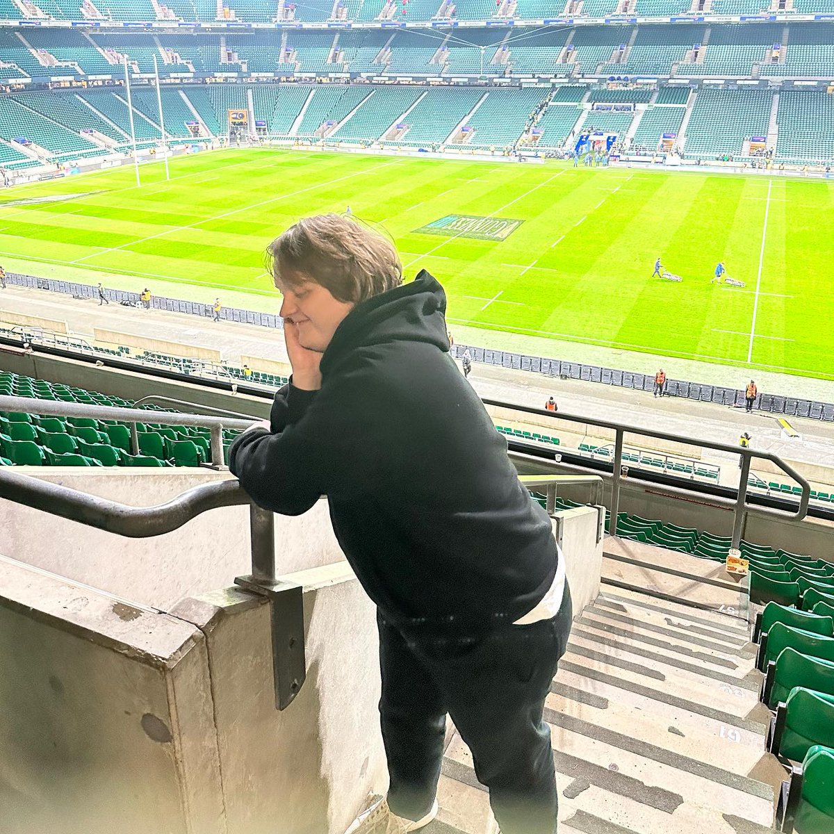 📸 New pictures of Lewis today

Via twickenhamstadium on Instagram