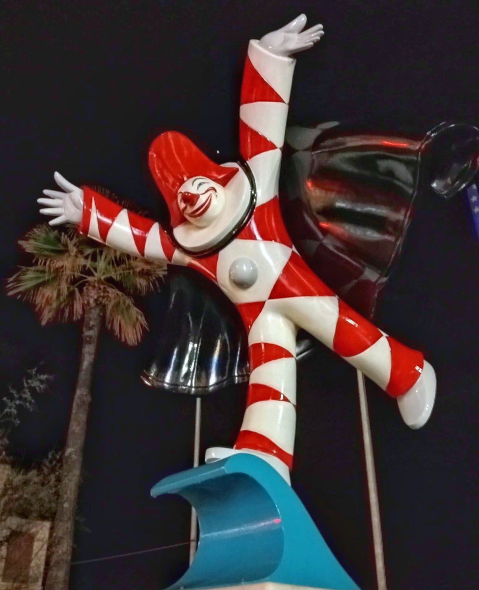 Mentre di mestizia triste, c'è Pierrot che ne ha un bel sacco, e non trova l'armonia col buonumor di Burlamacco.