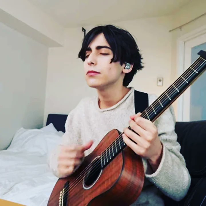 MarinavRooyen's tweet photo. Live 111..... Amazing as always, thank you @AidanRGallagher for the music, the laughter and just spending time with us!!! #aidangallagher #SaturdayVibes #torontolife #bestmodsever #thisishome #thisisfamily https://t.co/05mHihxMqj