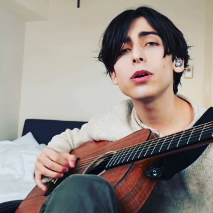 MarinavRooyen's tweet photo. Live 111..... Amazing as always, thank you @AidanRGallagher for the music, the laughter and just spending time with us!!! #aidangallagher #SaturdayVibes #torontolife #bestmodsever #thisishome #thisisfamily https://t.co/05mHihxMqj