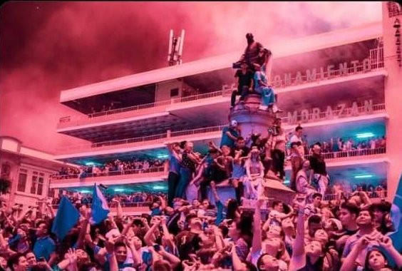 Pensar que hoy te zampan preso si te subis a las estatuas 🤡