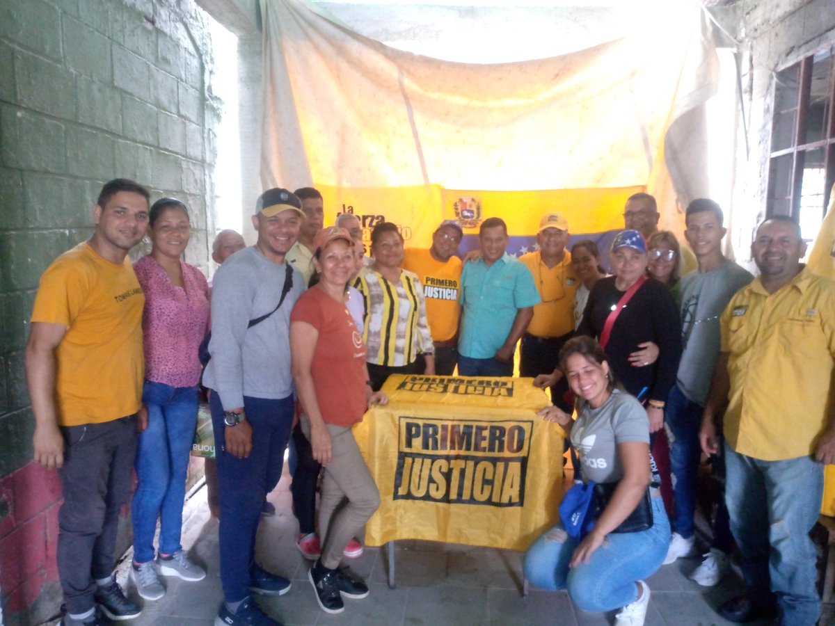 mpjlander's tweet photo. @Pr1meroJusticia está en la Calle ayer Café en la mañana, Juramentación del Comité Justiciero Lilia de Piñero, un Jugo en la tarde, y en la noche un cine calle.
Hoy Juramentación del Comité Justiciero Mercedes de Pérez, #EnLander Nos Organizarnos
Seguimos en La Calle https://t.co/1OvfDIUFKT
