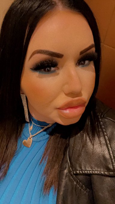 2 pic. Curvy & proud https://t.co/eNdSAp49D0