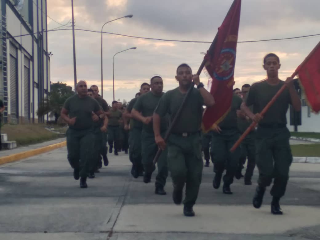 📢 #Enterate || En las instalaciones de esta casa de estudios, el personal militar efectuó trote con cantos revolucionarios enalteciendo el espíritu del pueblo patrota en el día de la Dignidad Nacional.
#4FRebeliónContraElImperio
#FanbEsSoberania 
#ArmaMaestra #04Feb