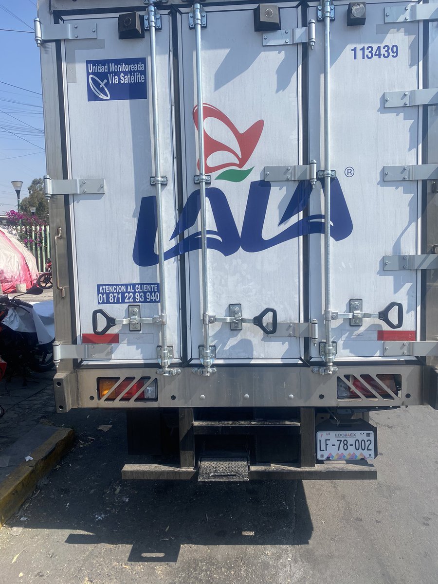 Mira <a href="/SomosLALA/">Grupo LALA</a> así invade una de tus unidades la #ciclovia del Metro Rosario <a href="/LaSEMOVI/">Secretaría de Movilidad CDMX</a>