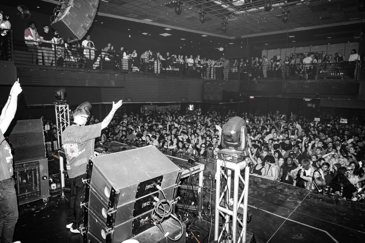 matrodamusic's tweet photo. THANK YOU HOUSTON 🌹 https://t.co/KWNS43gc5f
