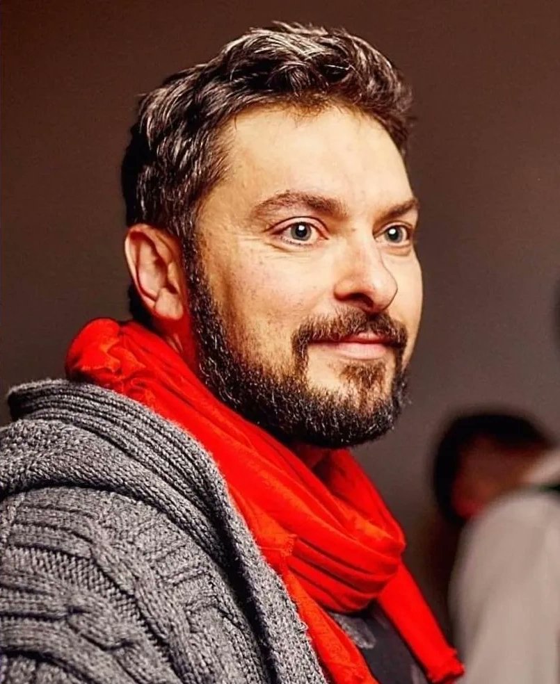 His first apple since February 2022. After 11 months in russian captivity, he turned gray and lost a lot of weight. 
Maksym Kolesnykov, a restaurateur, a manager, and a soldier. One of the 116 Ukrainian POWs released today. He went through hell, but didn’t lose his will to fight.