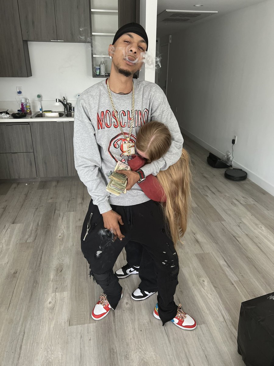 SnowGuRb's tweet image. Got tHe BitcH iNa HeadLocK P💃🏼✌🏽💸iTs BlacK HisTory MontH✊🏾😂😮💨🔥#iTsoNLyRiTe