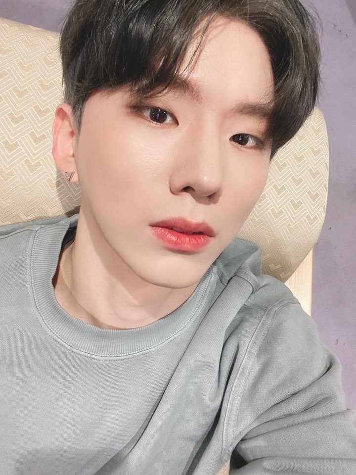 키스해줘어... 기엱아. 응? 네 말도 잘 듣잖아. 상 줘야지.
이민역 술 취해서는 벌게진 낯하고서 유기엱한테 찰싹 붙어서는 저런 말 하는거임.
너 내일 어쩌려고? 야 이민역, 잠깐 만지지마. 만지면 죽어.
유기엱이 뭐라하든 듣지도 않고 이민역은 옷 안쪽에 손 밀어넣고서 어깨에 고개 파묻는거임.