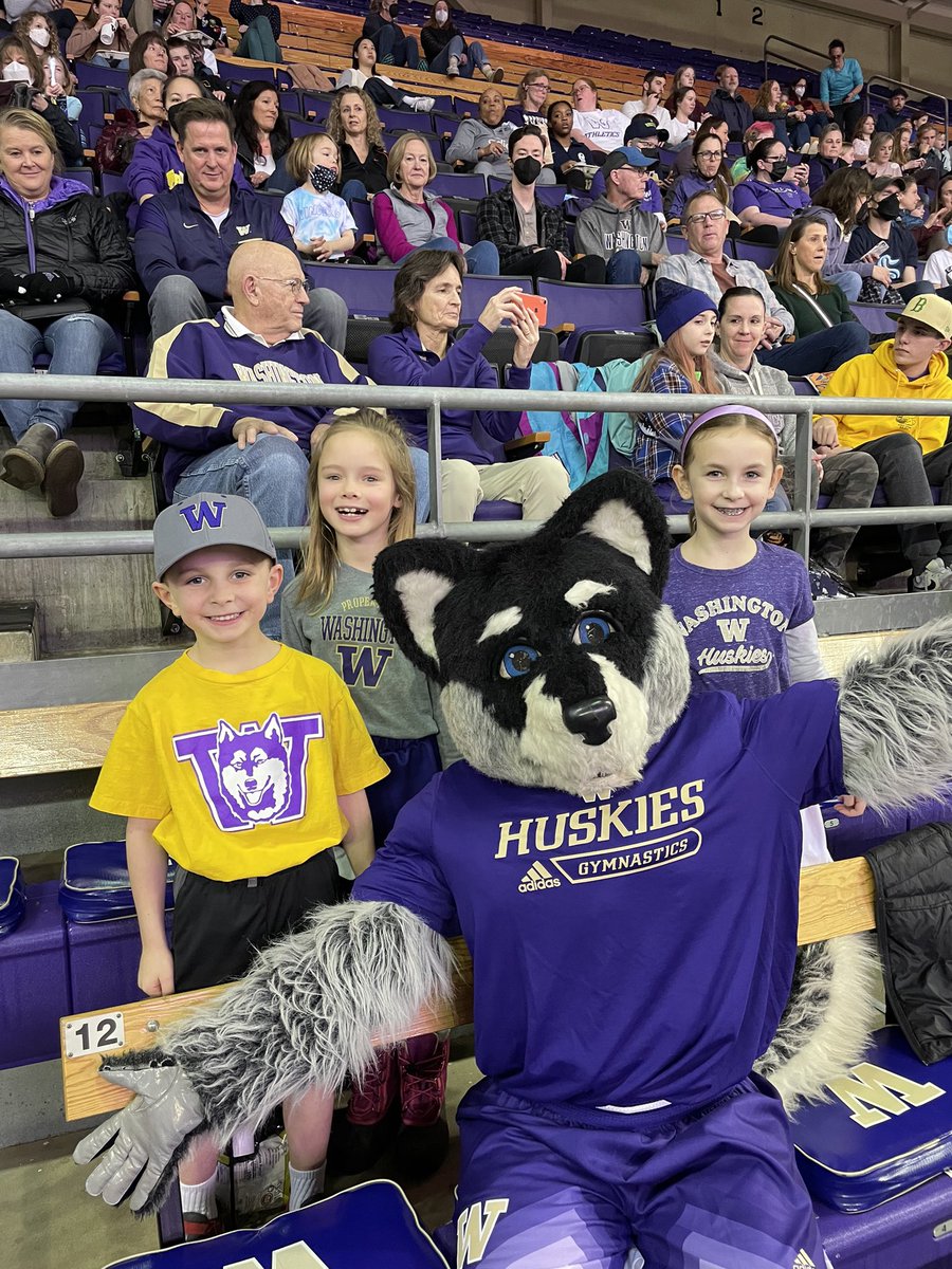 StaceyUlacia's tweet photo. Let’s go Huskies! #gymdawgs #gohuskies https://t.co/uXxUf0AOcK