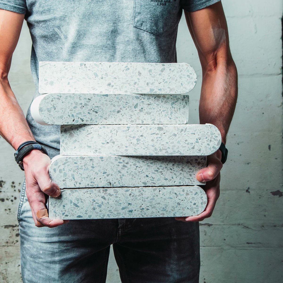 / / S I N G L E    B U L L N O S E / /
We offer varying sizes with a 180° roundover at the waterside, creating a more contemporary look. 
#PoolParty #Pool #Handmade #Landscaping #exteriordesign