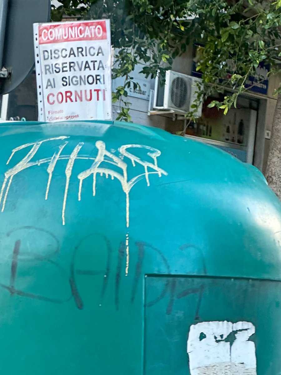 alesbond's tweet photo. Cittadini stanchi in via Scobar #palermo. Funzionerà come deterrente secondo voi? https://t.co/m7dJEDJ3Op