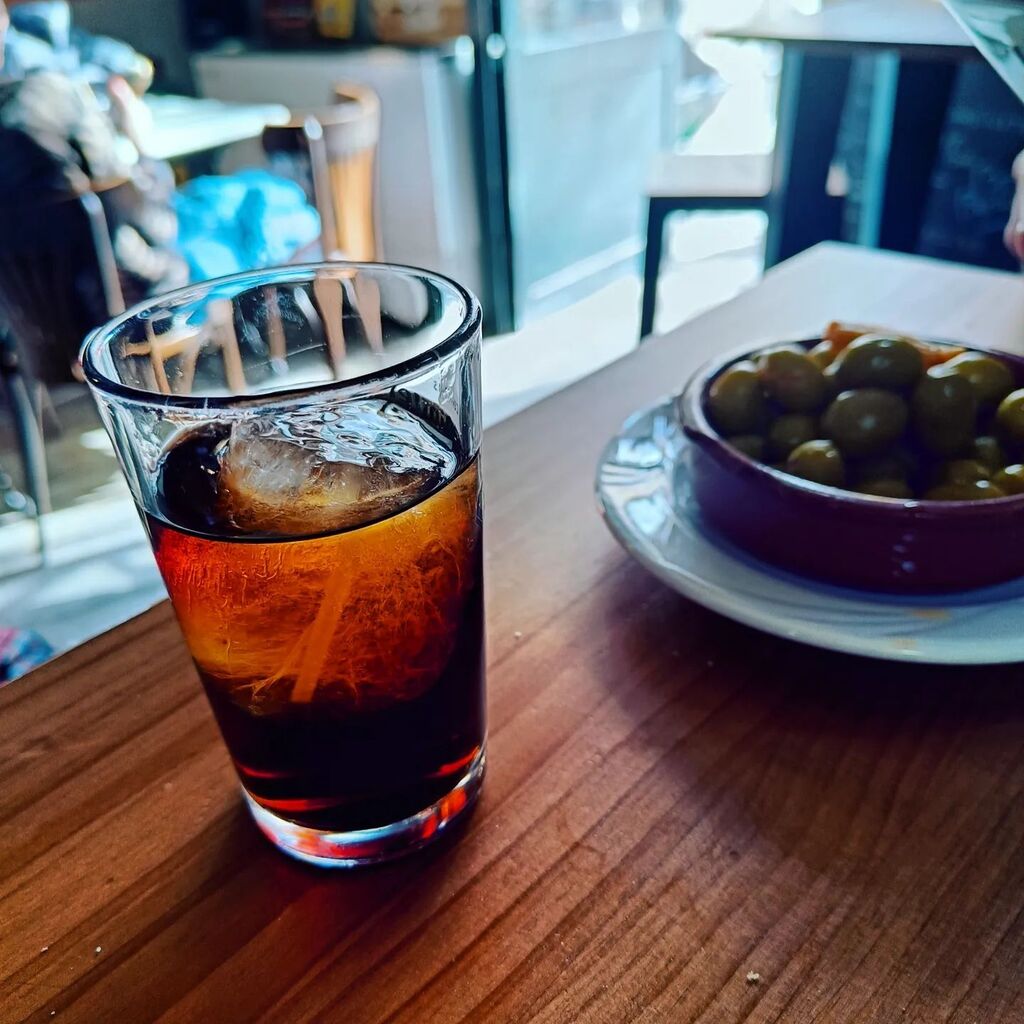 quotidianitats's tweet photo. Vermutour v2.23. #vermouthtime #vermuteando #vermouth #vermut #vermú #gràcia #viladegràcia #bodega https://t.co/y6PFDY3V6j https://t.co/8uBBuoyH74