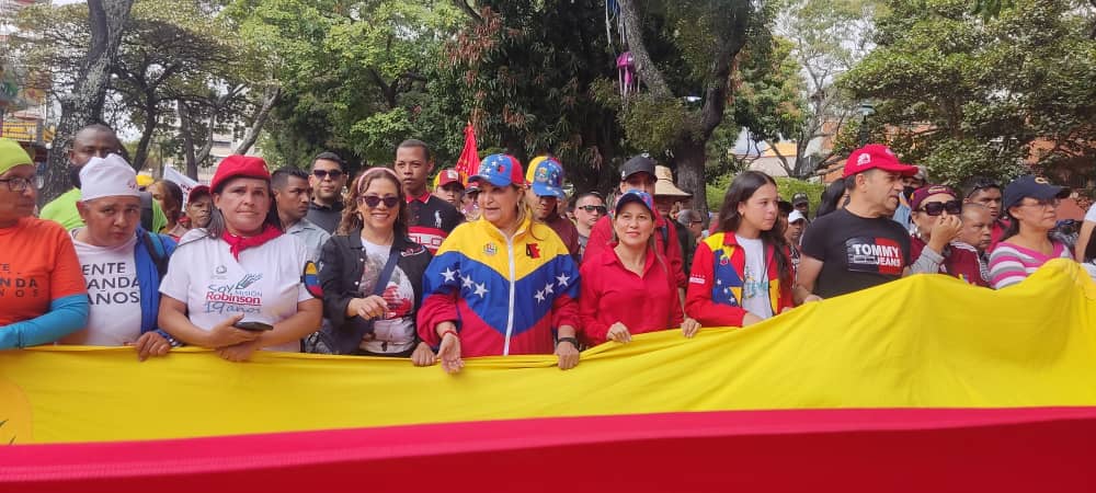 mirelct's tweet photo. 04Feb || Marchamos con amor y el espíritu patriota del pueblo venezolano, en el Día de la Dignidad Nacional, en los caminos de la paz, de la Constitución, del humanismo y la armonía nacional, junto a nuestro presidente @NicolasMaduro

#4FRebeliónContraElImperio @delcyrodriguezv https://t.co/bs6LIXTEQM