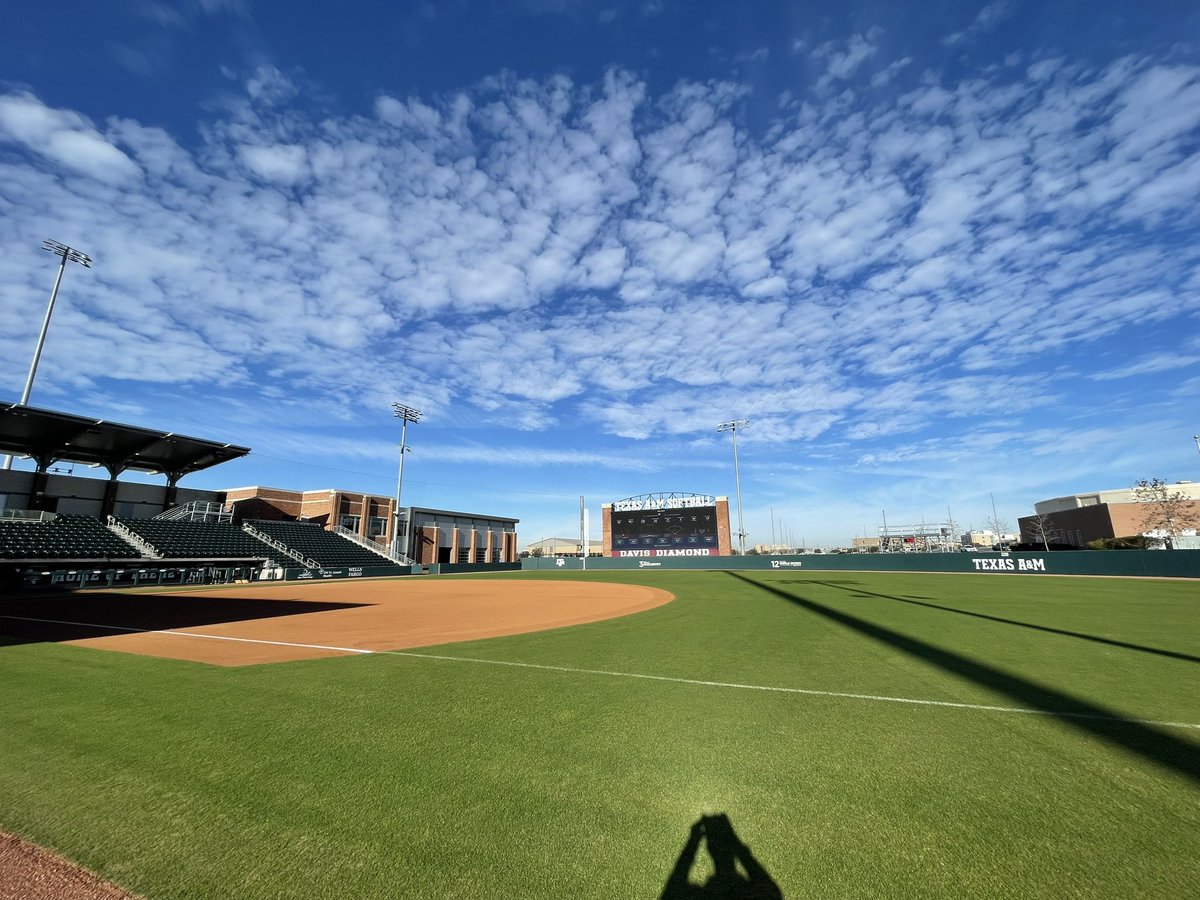 Less than a week til softball’s back at Davis Diamond🥎