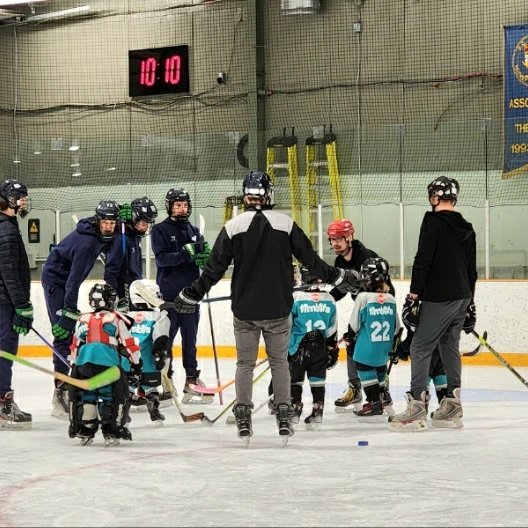 FVTBirds_AAA's tweet photo. In Chilliwack, our U17 Chilliwack players dedicated their morning helping out U6, U7, and U11 teams!

#GoBruins #OurValley 

@ChwkMinorHockey https://t.co/jnu8MsM3sp