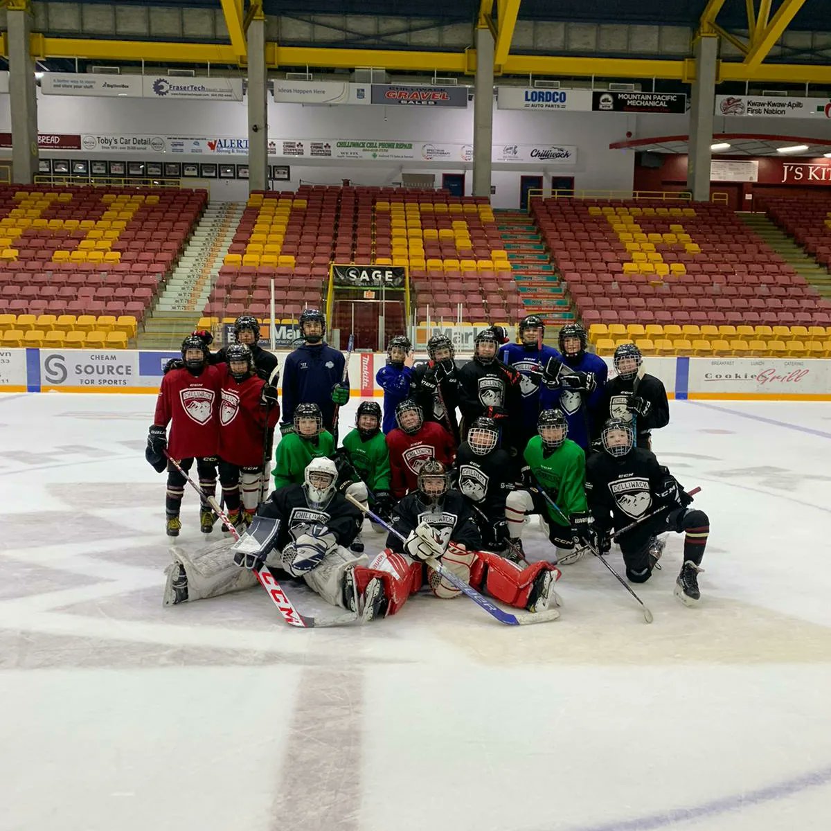 FVTBirds_AAA's tweet photo. In Chilliwack, our U17 Chilliwack players dedicated their morning helping out U6, U7, and U11 teams!

#GoBruins #OurValley 

@ChwkMinorHockey https://t.co/jnu8MsM3sp
