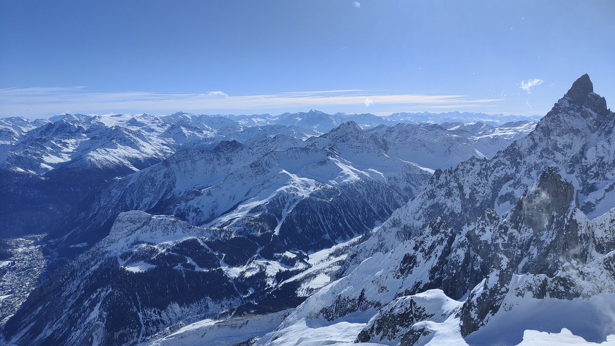 Mari0Salern0's tweet photo. Ho visto una delle cose più belle del mondo. Un mare di montagne distendersi sotto gli occhi da #PuntaHelbronner, sotto la cima del #MonteBianco. 
La meraviglia e la commozione.
#Bellezza https://t.co/fkcwM8m3kS