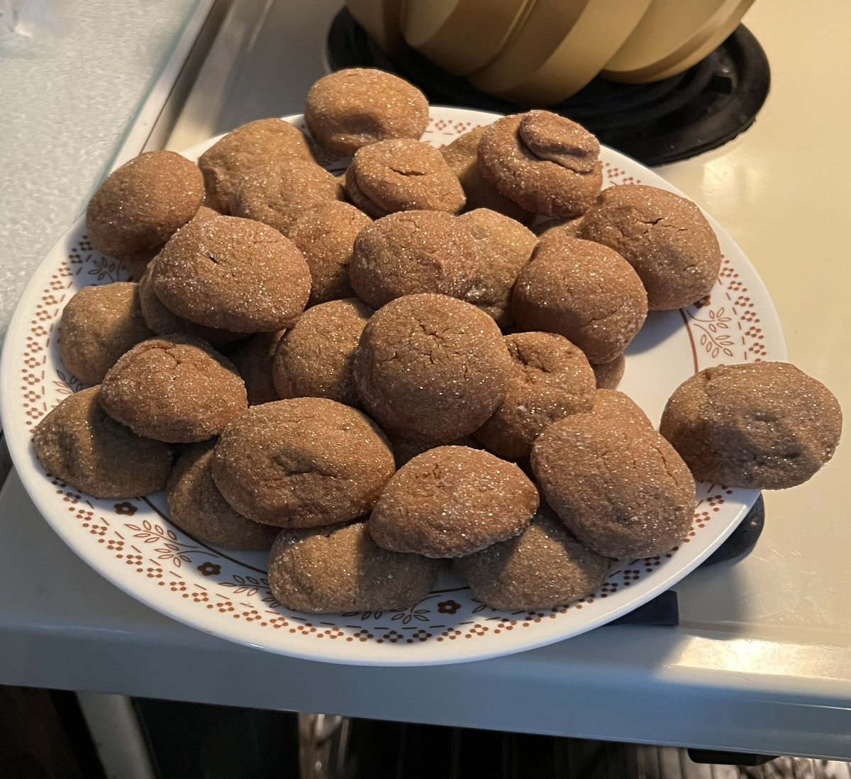 Terri_Brisbin's tweet image. Baking afternoon here! The aroma of spices has filled my house! Mmmmm! #weekendbaking #poundcake #molassescookies