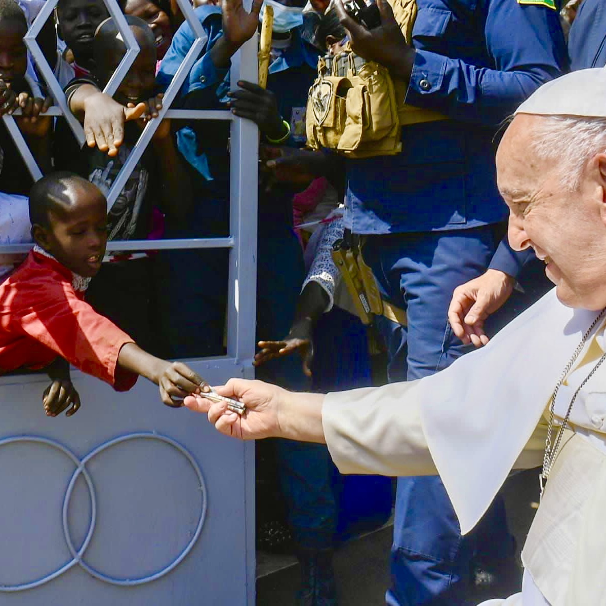 Un #bambino si slancia a fare una offerta a #PapaFrancesco mentre passa in sedia a rotelle a salutare la gente. In questa immagine (vatican media) il realissimo “obolo del bambino”: “ha dato tutto quello che aveva”… #SudSudan