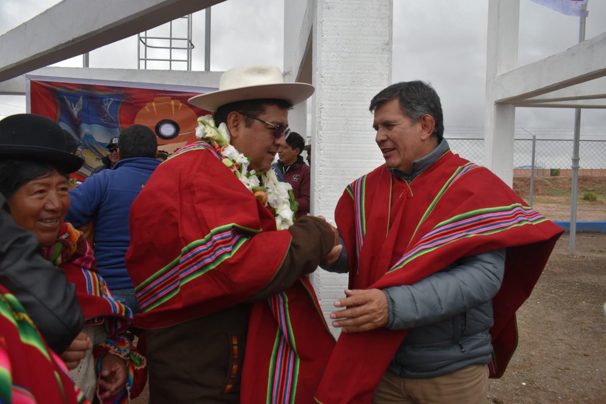 EmpoderarBo's tweet photo. En el municipio de Toledo de #Oruro el ministro de Desarrollo Rural y Tierras, Remmy Gonzales Atila, en honor al mes aniversario de este departamento,  entregó el “Puente Peatonal Pasto Grande”,  ejecutado por el #PARII, con una inversión de Bs. 650.794,71 
#MDRyT 
#empoderar https://t.co/kzhLnjs5Wq