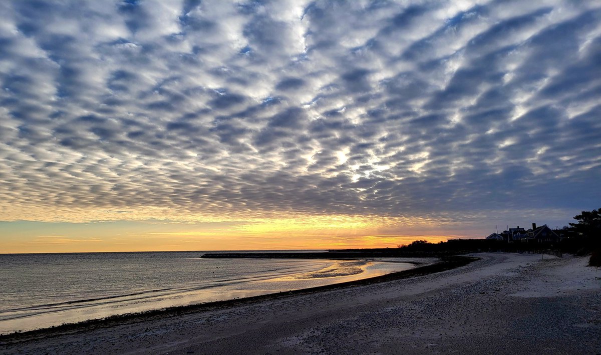 CapeHomepage's tweet photo. Pretty clouds and a touch of color as sunset approaches on a bitterly cold day on #CapCod. @ericfisher @Eweather13 @SurfSkiWeather https://t.co/61QF4oPlcS