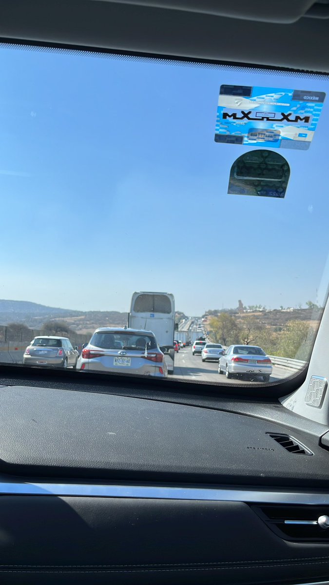 Areli_CGA's tweet photo. @CAPUFE Autopista Mexico Querétaro vamos a vuelta de rueda pasando el anuncio del conejo, qué está pasando? https://t.co/8pMxUjdIyS