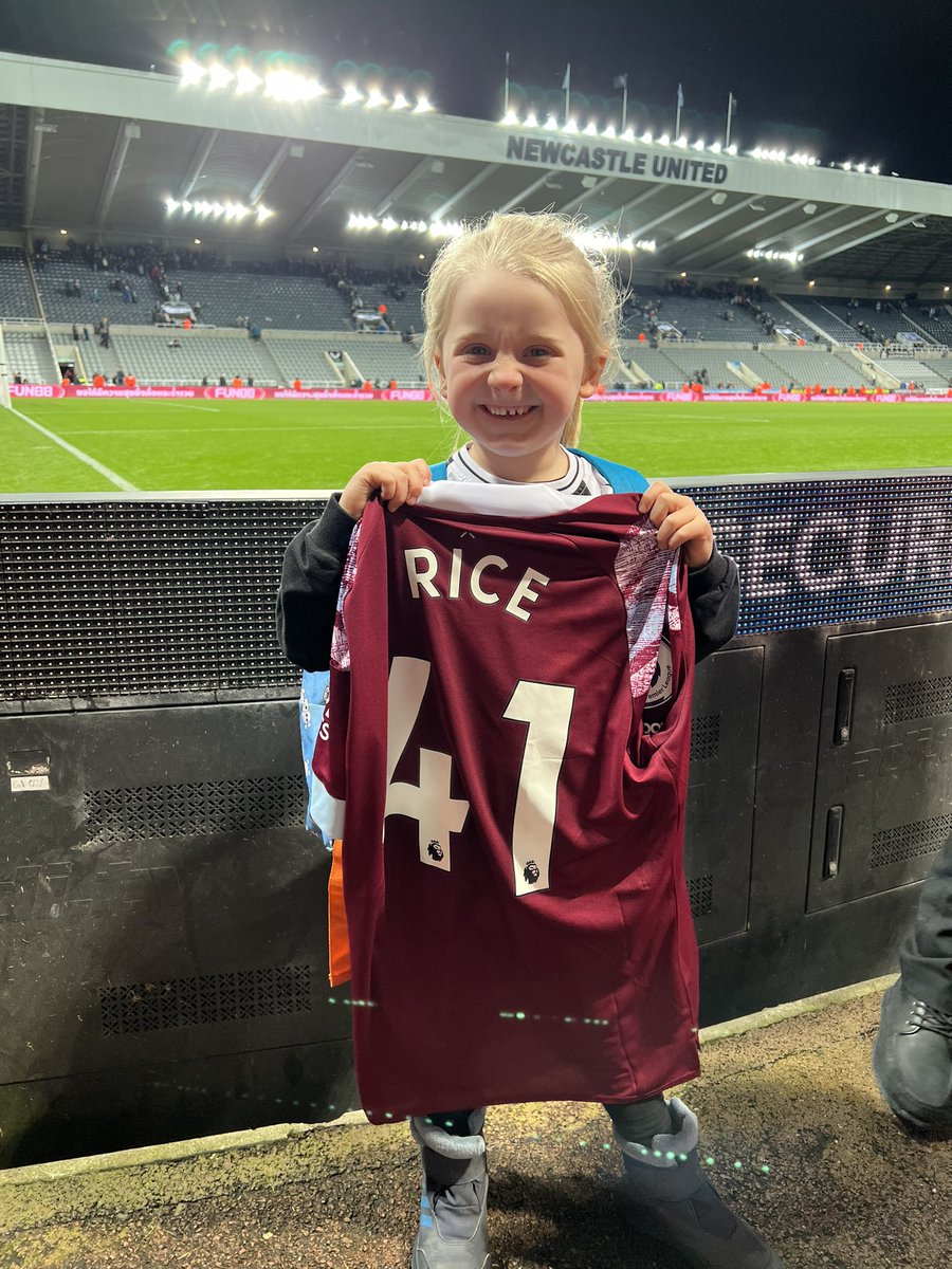 Match worn shirt from @_DeclanRice ⚒️. Thank you so much you have made her day ❤️ #NUFCFans #NEWWHU #WHUFC #NUFC