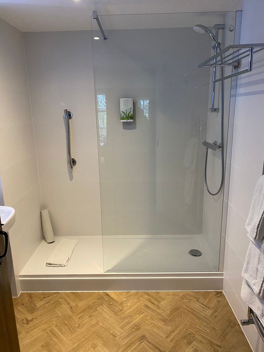 Laurie Barton tweet media