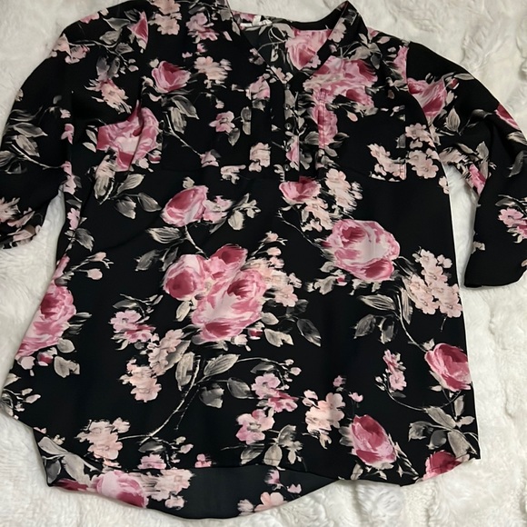capschick21's tweet photo. So good I had to share! Check out all the items I'm loving on @Poshmarkapp from @KatherineHummer @InCotopaxi #poshmark #fashion #style #shopmycloset #twinsdesign #maurices #unmarked: https://t.co/pfme6HcTVc https://t.co/cFkKHrRuAV
