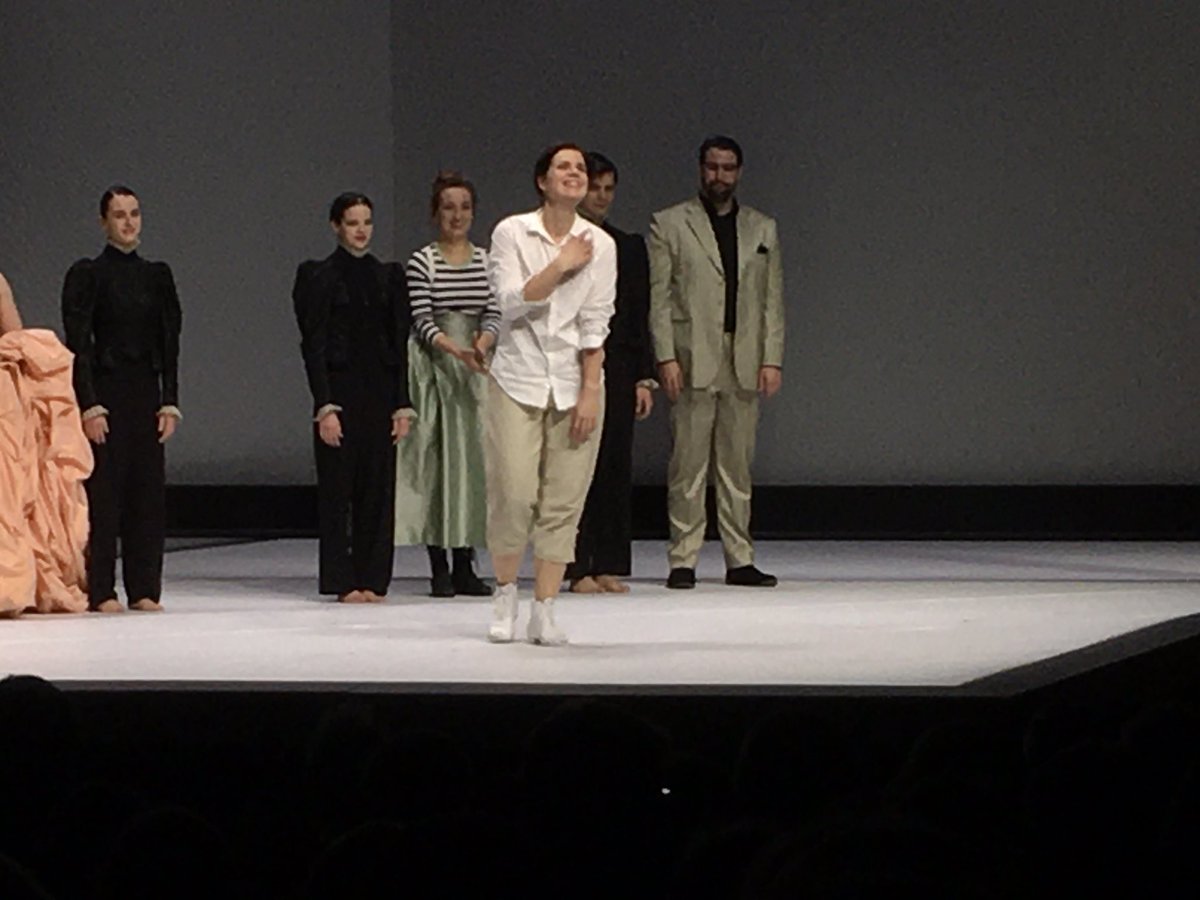 Not only #Orlando gets mad, also spectator after 3h revolving simple sets. @operfrankfurt #TedHuffman cuts down #Handel staging—if only the action would be livelier, despite added👯‍♀️ . Excellent #MonikaBuczkowska as shepherdess; #KaterynaKasper 👸 of mourning, bronze-iridescent 🎶