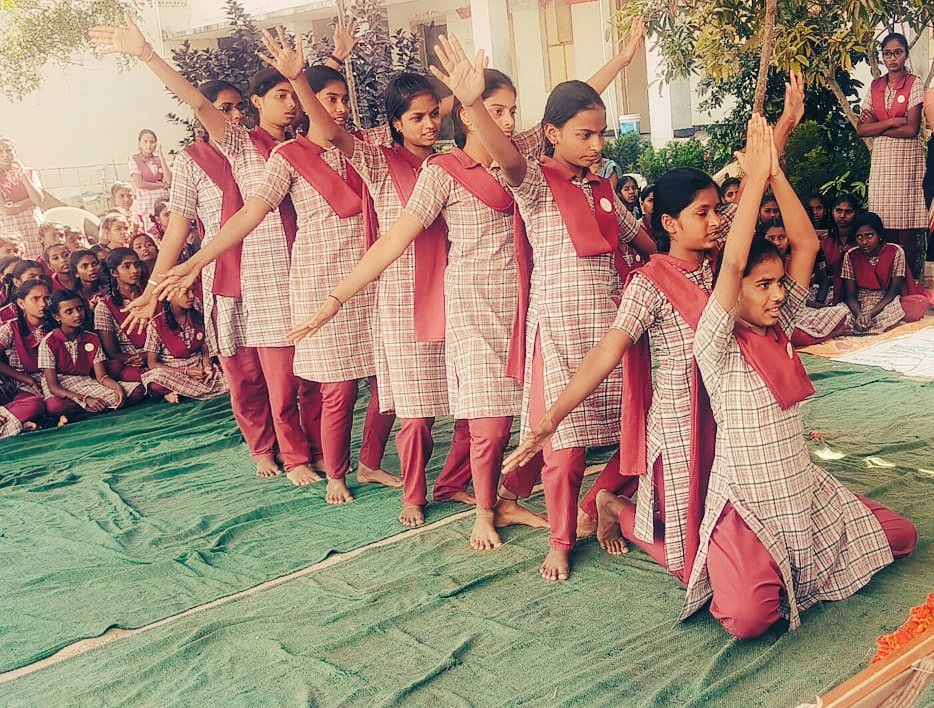 Collector_YDR's tweet photo. 10 day Girl empowerment program in collaboration with @voice4girls for KGBV students concluded today with students giving wonderful articulation of their learnings. This program helped them become more confident and aware of their rights 
@TelanganaCMO @KTRBRS @TelanganaCS https://t.co/vvUcx38QmA