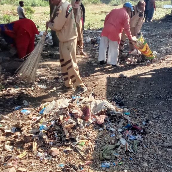 Gurjeet_0372's tweet photo. #SafaiAbhiyanAtRajasthanToday Dera Sacha Sauda volunteers are doing #SafaiAbhiyanAtRajasthan. They are doing so following his Guru Saint Gurmeet Ram Rahim Ji. This is the #GiftOfCleanliness to Rajasthan and inspiration to world.
#WeekendInRajasthan https://t.co/8aZubvpKWw