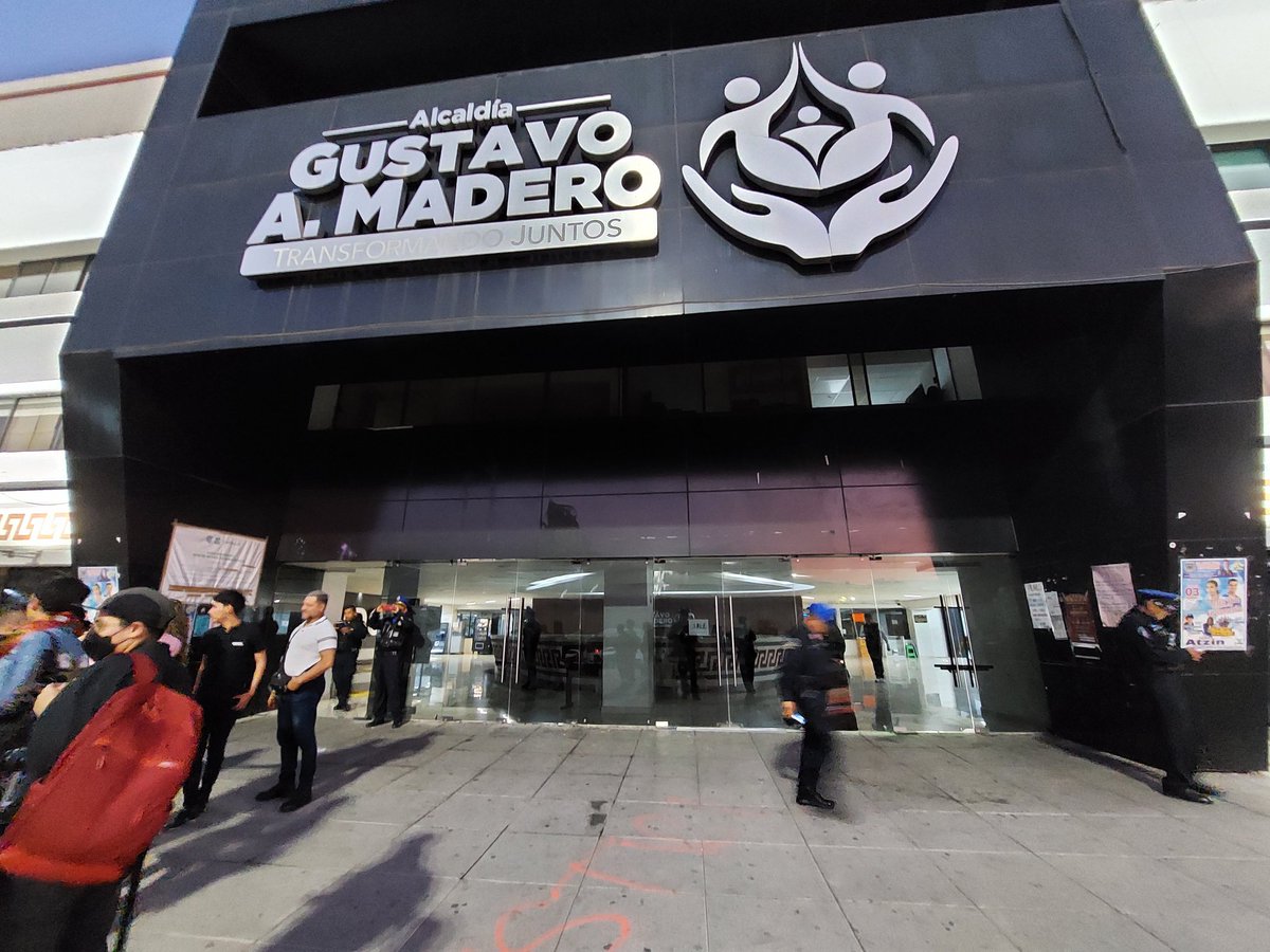 noaholivaw's tweet photo. En unas horas borraron las pintas de la protesta en la Gustavo A. Madero por el transfeminicidio de #DaniMillán.

Ojalá con esa prisa hubiera llegado el alcalde Francisco Chiguil Figueroa
@fchiguil para atender a lxs manifestantes. https://t.co/EJgWOAvw8I